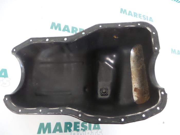 Usagé Couvercle carter Renault Megane Prix € 40,00 Règlement à la marge proposé par Maresia Parts