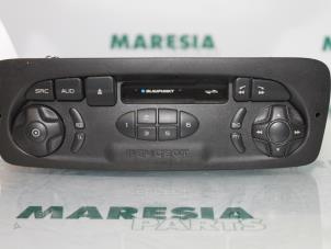 Używane Radio Peugeot 206 (2A/C/H/J/S) 1.6 16V Cena € 40,00 Procedura marży oferowane przez Maresia Parts