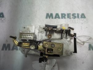 Usagé Serrure portière mécanique 4portes avant droite Peugeot 807 2.0 HDi 16V Prix € 35,00 Règlement à la marge proposé par Maresia Parts