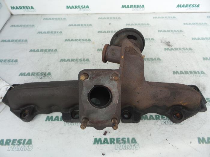Exhaust manifold from a Peugeot 807 2.0 HDi 16V 2005