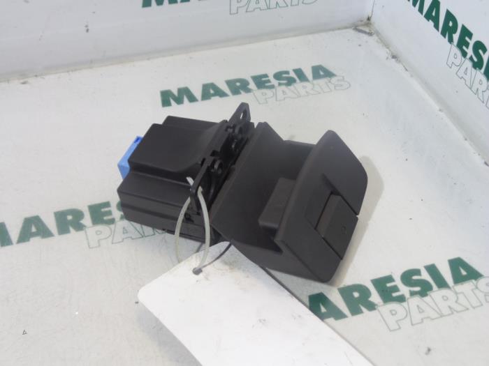 Gebrauchte Handbremse Schalter Renault Espace (JK) 2.0 16V Turbo Preis € 30,00 Margenregelung angeboten von Maresia Parts