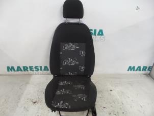 Używane Fotel prawy Fiat Doblo Cena € 157,50 Procedura marży oferowane przez Maresia Parts