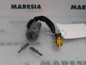 Usados Cerradura de contacto y llave Renault Twingo (C06) 1.2 16V Precio € 35,00 Norma de margen ofrecido por Maresia Parts