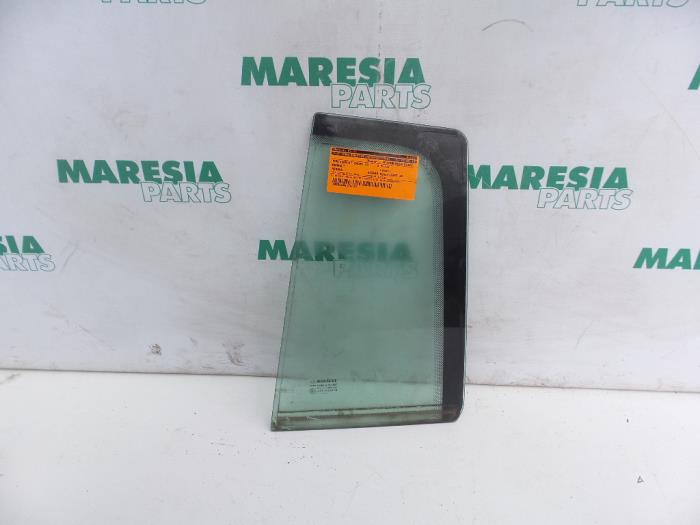Usados Ventanilla triangular izquierda detrás Renault Megane II Grandtour (KM) 2.0 16V Precio € 25,00 Norma de margen ofrecido por Maresia Parts