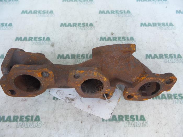 Exhaust manifold from a Peugeot 607 (9D/U) 2.7 HDi V6 24V 2005