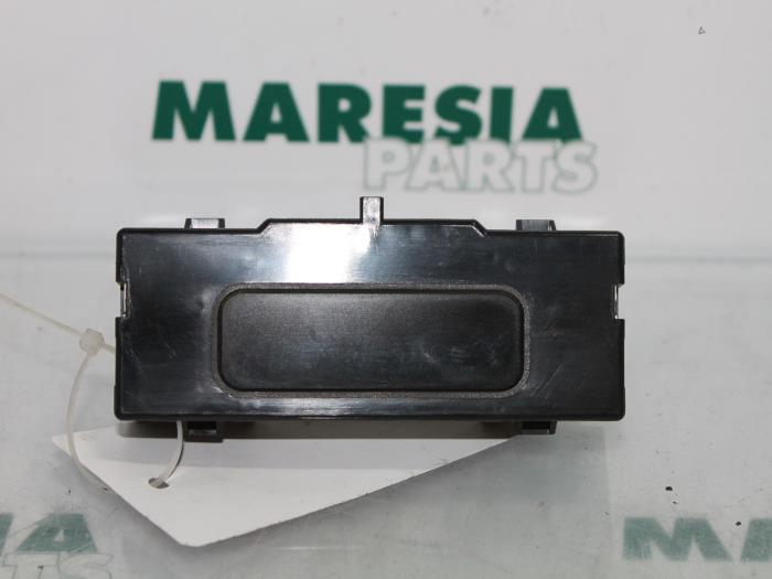 Begagnade Innerdisplay Renault Clio II (BB/CB) 2.0 16V Sport Pris € 15,00 Marginaltabell erbjuds av Maresia Parts