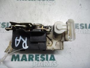 Używane Mechanizm blokady drzwi prawych tylnych wersja 4-drzwiowa Fiat Multipla (186) 1.9 JTD 105 SX,ELX Cena € 25,00 Procedura marży oferowane przez Maresia Parts