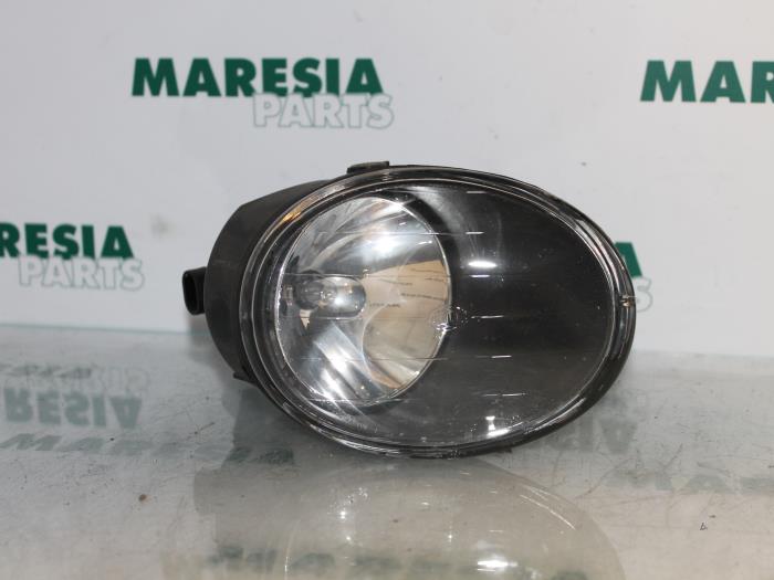 Fog light, front right from a Fiat Multipla (186) 1.9 JTD 105 SX,ELX 2000