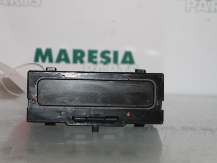 Begagnade Innerdisplay Renault Clio II (BB/CB) 1.2 16V Pris € 15,00 Marginaltabell erbjuds av Maresia Parts