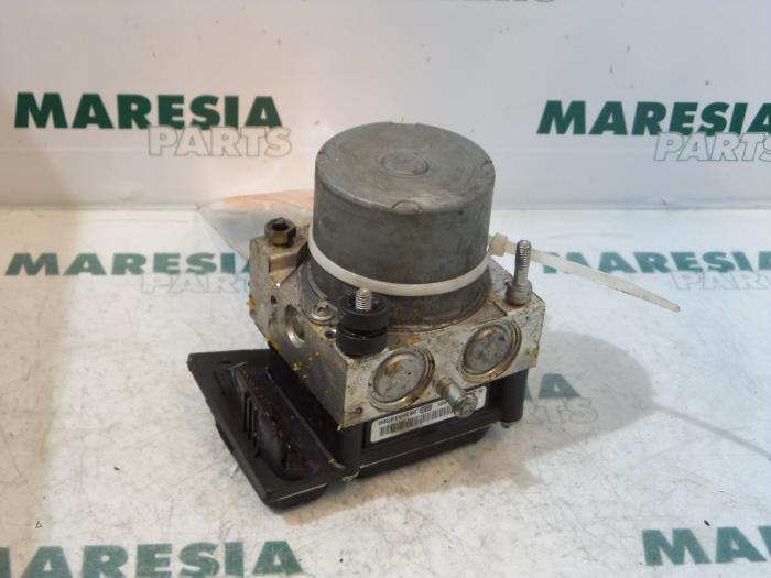 Używane Pompa ABS Peugeot 307 (3A/C/D) 1.6 16V Cena € 50,00 Procedura marży oferowane przez Maresia Parts