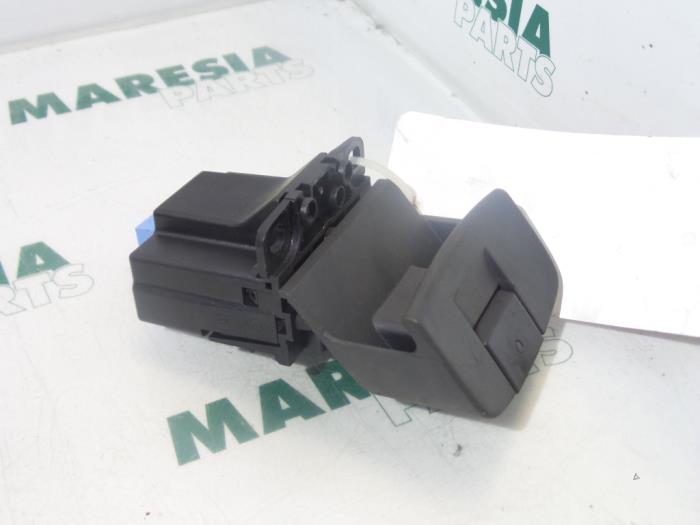Gebrauchte Handbremse Schalter Renault Espace (JK) 2.2 dCi 150 16V Grand Espace Preis € 30,00 Margenregelung angeboten von Maresia Parts