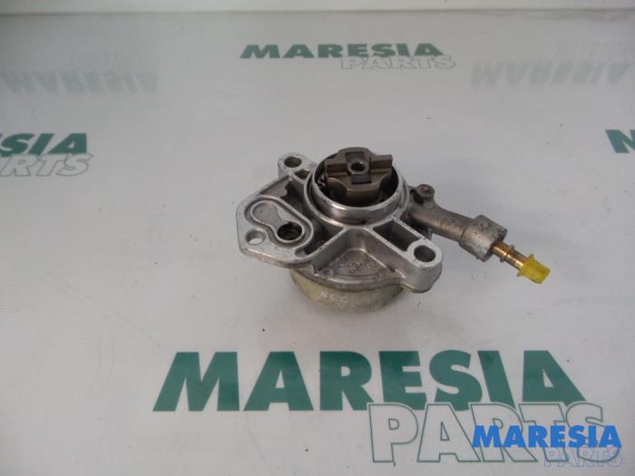 Vacuum pump (diesel) from a Peugeot 206 SW (2E/K) 2.0 HDi 2004