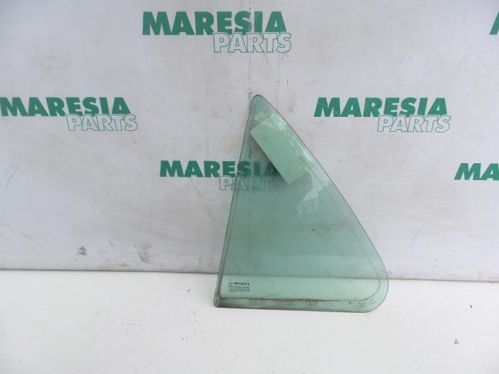 Usados Ventanilla triangular izquierda detrás Renault Laguna II (BG) 1.9 dCi 120 Precio € 30,00 Norma de margen ofrecido por Maresia Parts