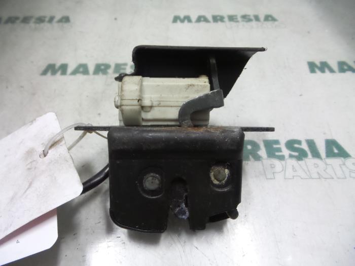 Mécanique de verrouillage hayon d'un Fiat Stilo (192A/B) 2.4 20V Abarth 3-Drs. 2002