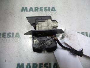 Używane Mechanizm zamka tylnej klapy Fiat Stilo (192A/B) 2.4 20V Abarth 3-Drs. Cena € 25,00 Procedura marży oferowane przez Maresia Parts