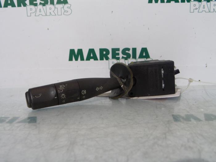 Używane Przelacznik kierunkowskazu Citroen Jumpy (BS/BT/BY/BZ) 2.0 HDi 90 Cena € 25,00 Procedura marży oferowane przez Maresia Parts