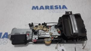 Usagé Serrure portière mécanique 4portes arrière droite Lancia Phedra 2.2 JTD 16V Prix € 60,00 Règlement à la marge proposé par Maresia Parts