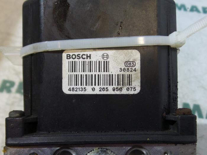ABS Pumpe van een Lancia Phedra 2.2 JTD 16V 2004