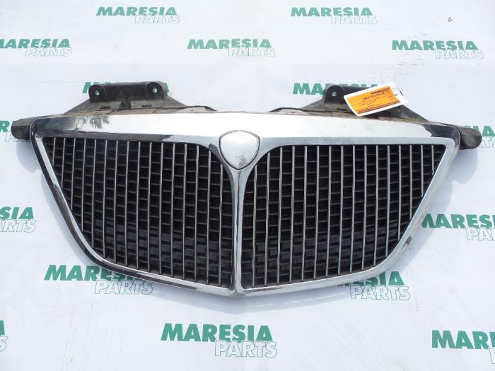 Używane Grill Lancia Phedra 2.2 JTD 16V Cena € 105,00 Procedura marży oferowane przez Maresia Parts