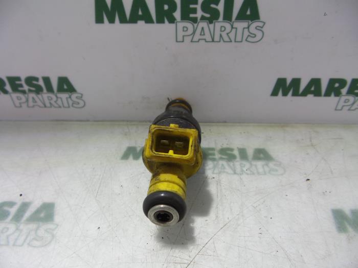 Injector (petrol injection) from a Alfa Romeo Spider (916) 2.0 16V Twin Spark 1995