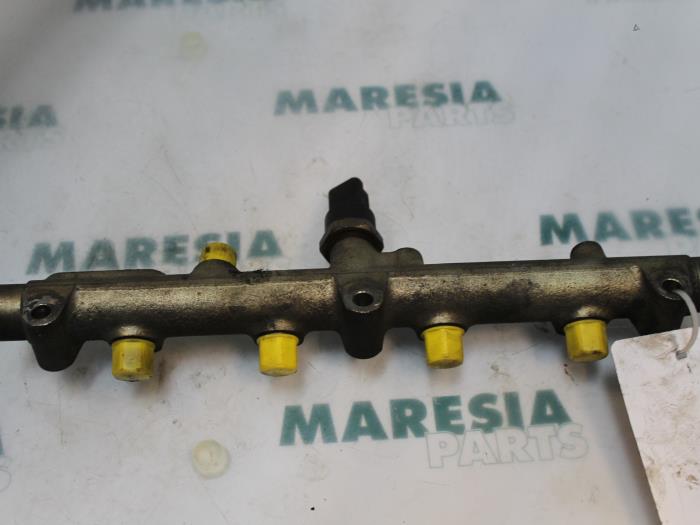 Fuel injector nozzle from a Lancia Phedra 2.2 JTD 16V 2004