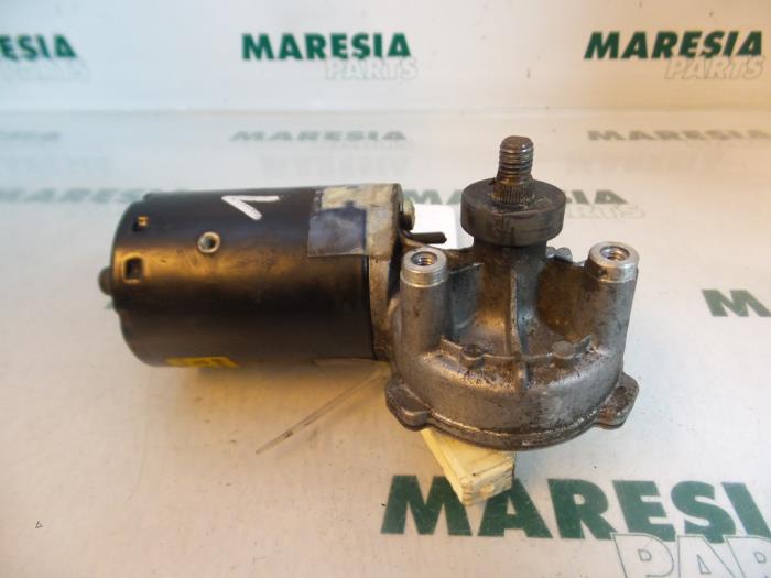 Front wiper motor from a Peugeot Partner 1.9 D 1999