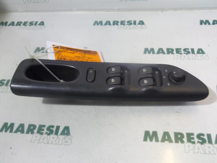 Usados Interruptor combinado de ventanillas Renault Laguna I (B56) 2.0 Precio € 30,00 Norma de margen ofrecido por Maresia Parts
