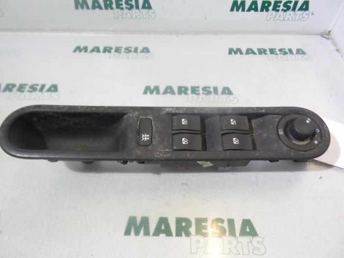 Usados Interruptor combinado de ventanillas Renault Espace (JK) 2.2 dCi 150 16V Grand Espace Precio € 30,00 Norma de margen ofrecido por Maresia Parts