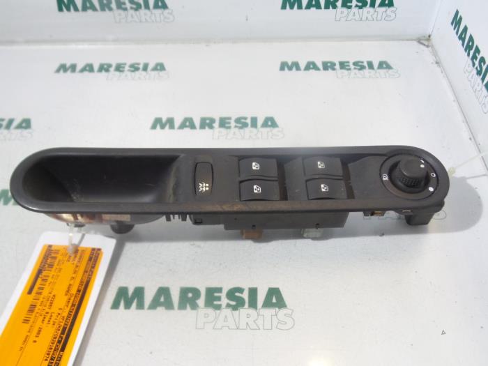 Usados Interruptor combinado de ventanillas Renault Espace (JK) 3.0 dCi V6 24V Grand Espace Precio € 30,00 Norma de margen ofrecido por Maresia Parts