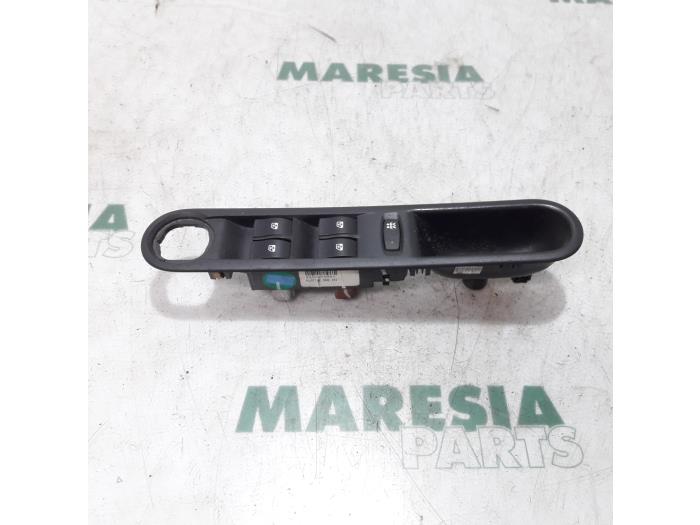 Używane Przelacznik combi okienny Renault Espace (JK) 2.0 16V Turbo Cena € 30,00 Procedura marży oferowane przez Maresia Parts