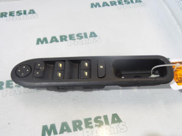 Usados Interruptor combinado de ventanillas Peugeot 407 (6D) 2.0 HDiF 16V Precio € 35,00 Norma de margen ofrecido por Maresia Parts