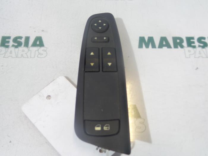 Używane Przelacznik combi okienny Fiat Stilo MW (192C) 1.9 JTD 16V 140 Multijet Cena € 25,00 Procedura marży oferowane przez Maresia Parts