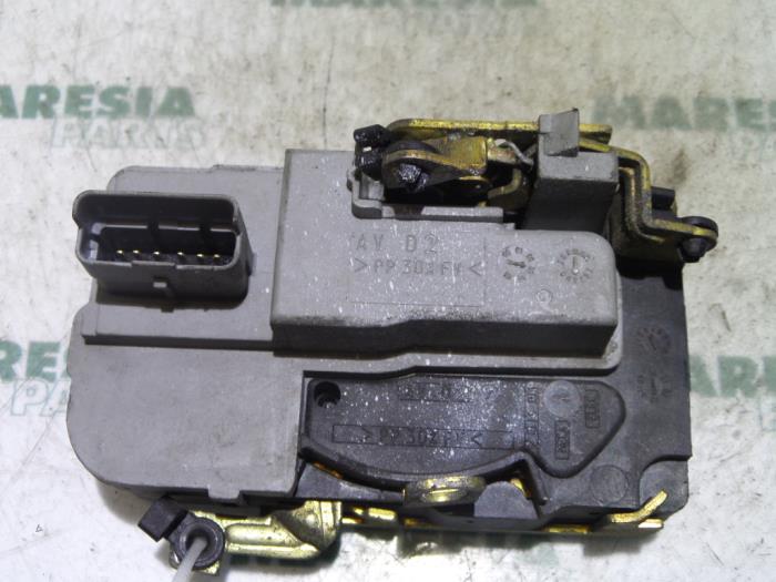 Front door lock mechanism 4-door, right Peugeot 206 SW 2.0 HDi - 9136J1