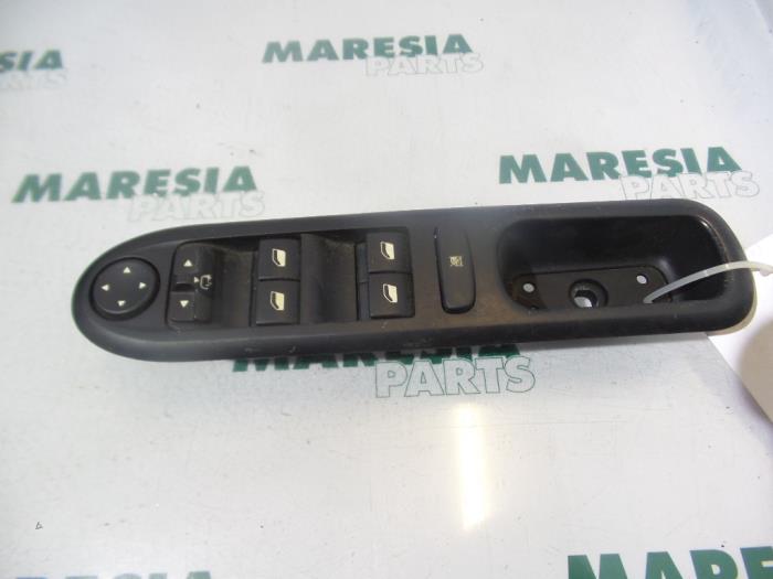 Usados Interruptor combinado de ventanillas Peugeot 407 SW (6E) 2.0 HDiF 16V Precio € 35,00 Norma de margen ofrecido por Maresia Parts