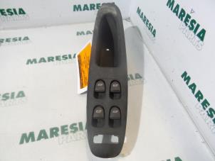 Usados Interruptor combinado de ventanillas Alfa Romeo 156 (932) 1.8 Twin Spark 16V Precio € 25,00 Norma de margen ofrecido por Maresia Parts