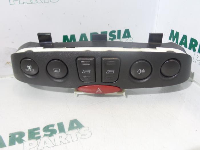 Usados Interruptor combinado de ventanillas Fiat Punto II (188) 1.2 60 S 3-Drs. Precio € 25,00 Norma de margen ofrecido por Maresia Parts