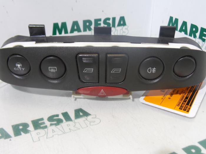 Usados Interruptor combinado de ventanillas Fiat Punto II (188) 1.2 60 S 3-Drs. Precio € 25,00 Norma de margen ofrecido por Maresia Parts