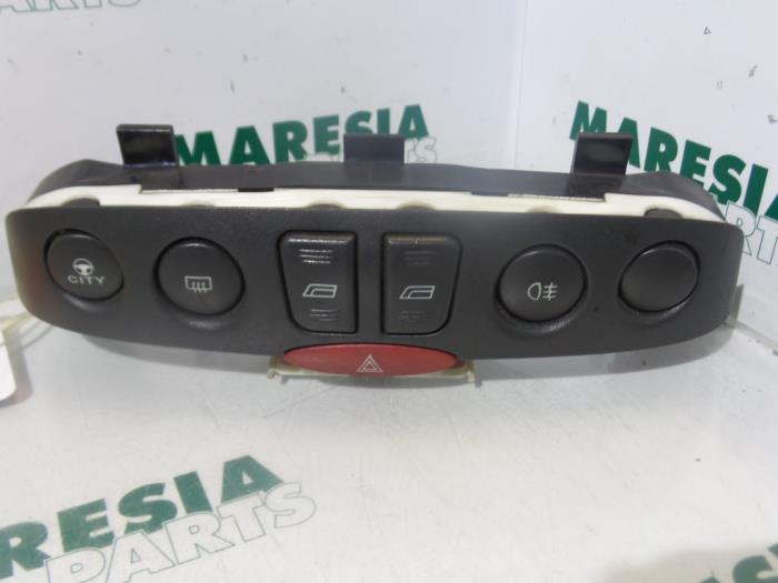Usados Interruptor combinado de ventanillas Fiat Punto II (188) 1.2 60 S 3-Drs. Precio € 25,00 Norma de margen ofrecido por Maresia Parts