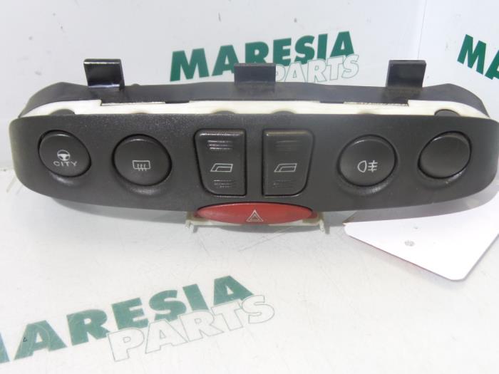 Usados Interruptor combinado de ventanillas Fiat Punto II (188) 1.9 JTD 80 ELX 3-Drs. Precio € 25,00 Norma de margen ofrecido por Maresia Parts