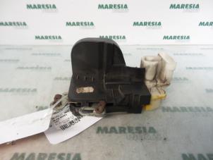 Usados Mecanismo de cerradura de puerta de 2 puertas derecha Alfa Romeo 147 (937) 1.9 JTD 115 Precio € 25,00 Norma de margen ofrecido por Maresia Parts