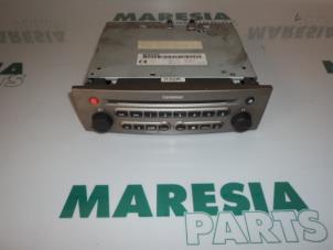 Używane Radioodtwarzacz CD Renault Grand Scénic II (JM) 1.9 dCi 120 Cena € 262,50 Procedura marży oferowane przez Maresia Parts