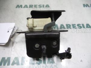 Usados Mecanismo de cierre del portón trasero Fiat Stilo (192A/B) 1.8 16V Precio € 25,00 Norma de margen ofrecido por Maresia Parts