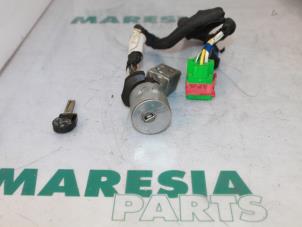 Używane Stacyjka + Kluczyk Lancia Phedra 2.2 JTD 16V Cena € 75,00 Procedura marży oferowane przez Maresia Parts