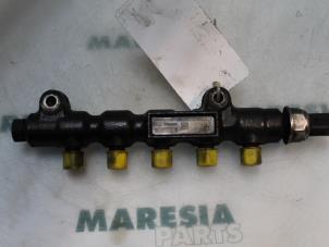 Used Fuel injector nozzle Peugeot 307 SW (3H) 1.6 HDiF 110 16V Price € 30,00 Margin scheme offered by Maresia Parts