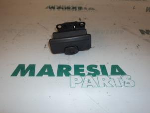 Used Parking brake switch Renault Vel Satis (BJ) 3.0 dCi V6 24V Price € 40,00 Margin scheme offered by Maresia Parts
