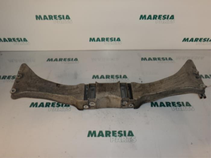 Używane Belka tylna Alfa Romeo GT (937) 1.9 JTD 16V Multijet Cena € 75,00 Procedura marży oferowane przez Maresia Parts