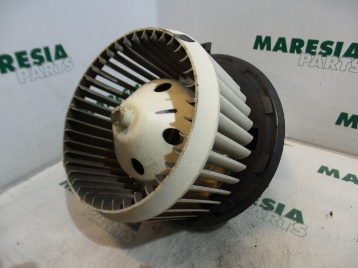 Heating and ventilation fan motor from a Alfa Romeo GT (937) 1.9 JTD 16V Multijet 2007