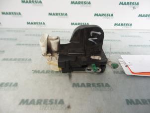 Używane Mechanizm blokady drzwi lewych wersja 2-drzwiowa Alfa Romeo 147 (937) 1.9 JTD 115 Cena € 25,00 Procedura marży oferowane przez Maresia Parts