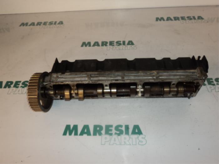Usagé Arbre à cames Citroen C4 Grand Picasso (UA) 1.8 16V Prix € 105,00 Règlement à la marge proposé par Maresia Parts