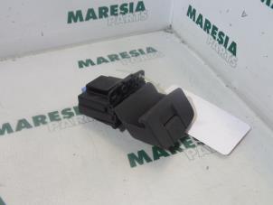 Used Parking brake switch Renault Espace (JK) 2.0 16V Turbo Price € 30,00 Margin scheme offered by Maresia Parts